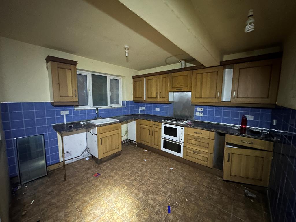 Lot: 40 - THREE-BEDROOM DETACHED HOUSE FOR REPAIR - Kitchen with door to back garden